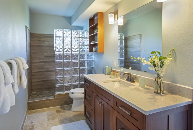 Hart Bay Beach House bathroom